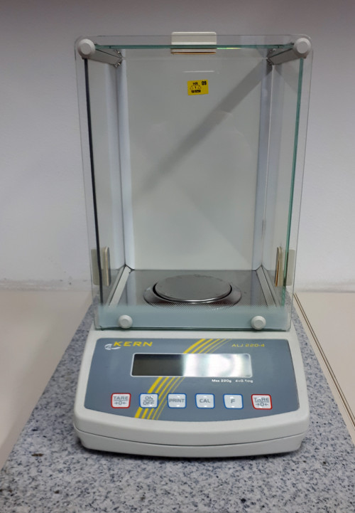 Precise analytical scale