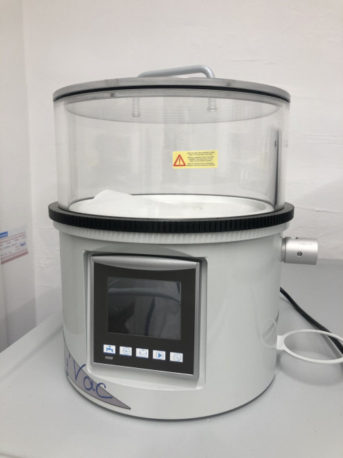 Vacuum system for sample impregnation with resin