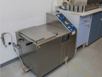 Laboratory unit for the assessment of colour fastness to washing and dry cleaning