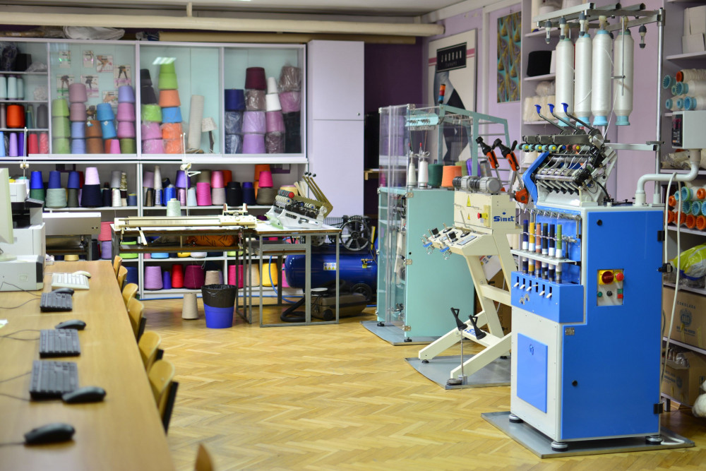 Studio for engineering design and design of yarns, woven fabrics, knitted fabrics, technical textiles and nonwovens