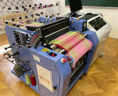 Laboratorijski uređaj za tkanje