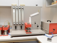 Instrument for the determination of the permeability of textile materials to air