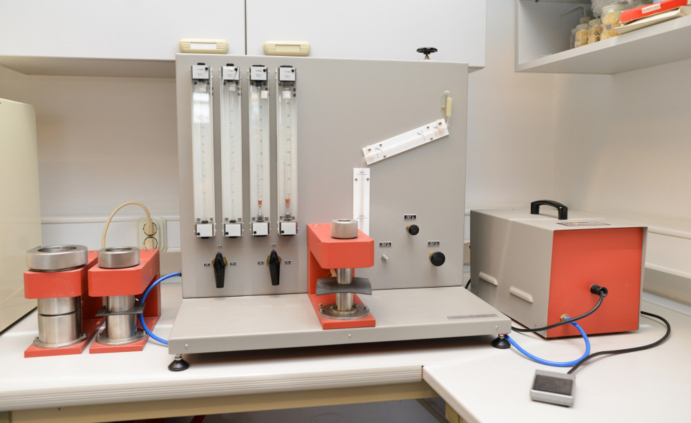 Instrument for the determination of the permeability of textile ...