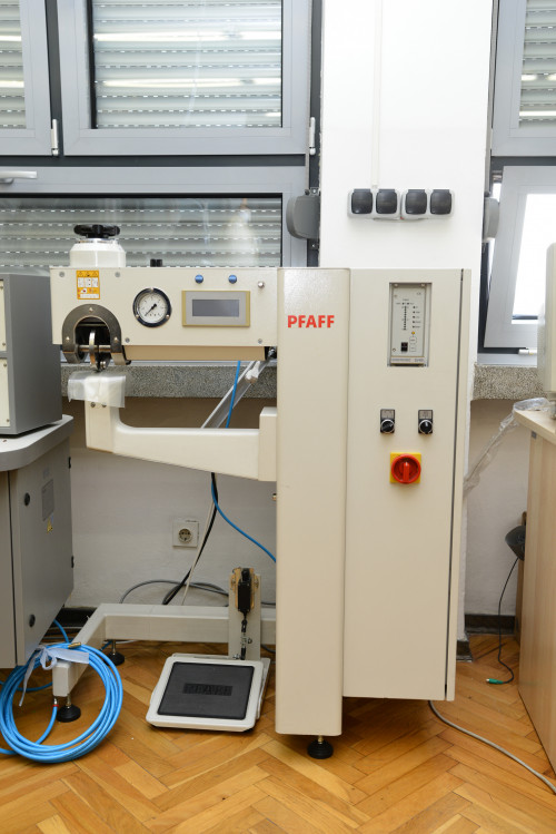 Ultrasonic bonding machine for continuous bonding of synthetic polymeric materials