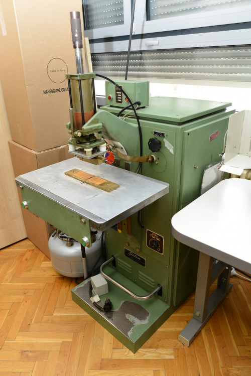 High frequency bonding machine for synthetic polymeric materials