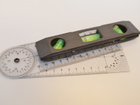 Goniometer for measuring the angle of the shoulder slope
