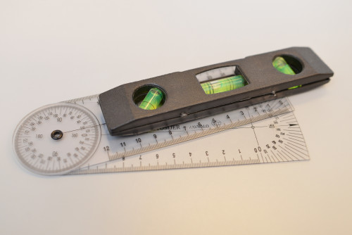 Goniometer for measuring the angle of the shoulder slope