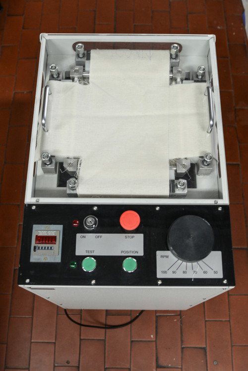 Uređaj za mjerenje otpornosti tehničkih tekstilnih plošnih proizvoda na dvoosna ciklička naprezanja